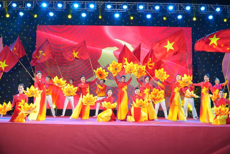 RỘN RÀNG ĐÊM NGHỆ THUẬT CHÀO MỪNG THÀNH CÔNG CUỘC BẦU CỬ TẠI XÃ DÂN HÒA- Ảnh 2.