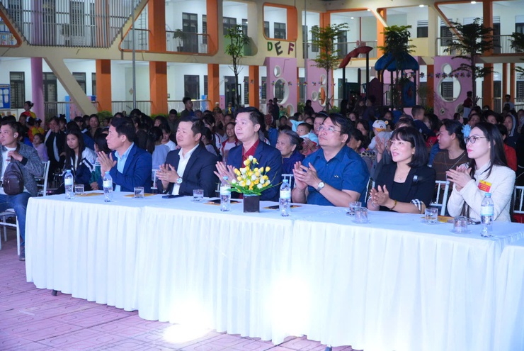 RỘN RÀNG ĐÊM NGHỆ THUẬT CHÀO MỪNG THÀNH CÔNG CUỘC BẦU CỬ TẠI XÃ DÂN HÒA- Ảnh 3.