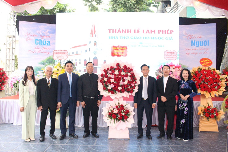 Lãnh đạo phường Chương Mỹ thăm, chúc mừng khánh thành Nhà thờ Giáo họ Ngọc Giả- Ảnh 1.