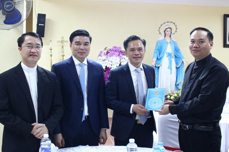 Lãnh đạo phường Chương Mỹ thăm, chúc mừng khánh thành Nhà thờ Giáo họ Ngọc Giả- Ảnh 2.