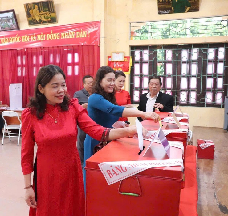 Phụ nữ Phú Nghĩa duyên dáng, rạng rỡ sắc màu cùng tà áo dài trong Ngày hội non sông- Ảnh 7.