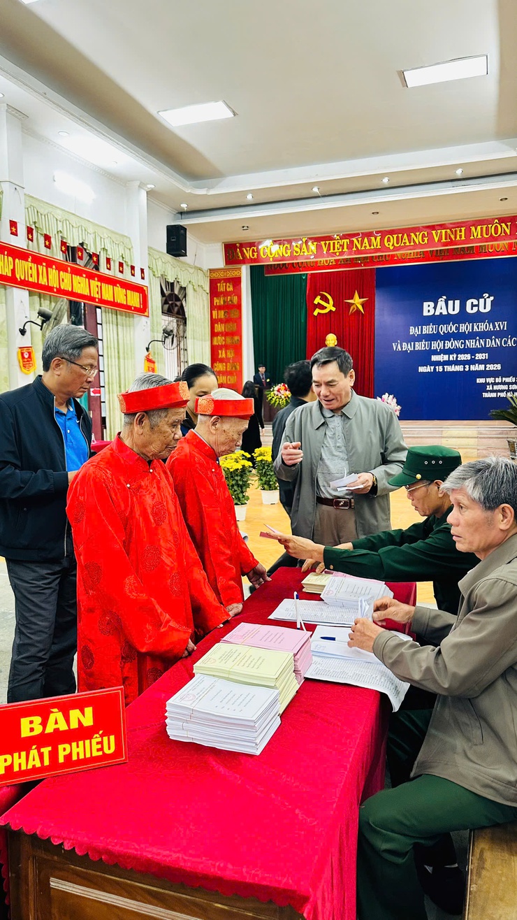 Gần 100% cử tri xã Hương Sơn hoàn thành thực hiện quyền và nghĩa vụ công dân- Ảnh 2.