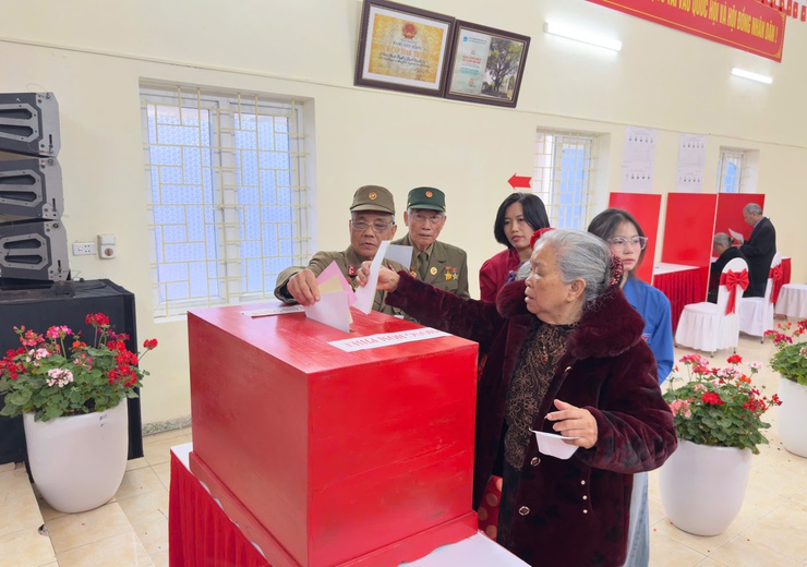 Gần 100% cử tri xã Hương Sơn hoàn thành thực hiện quyền và nghĩa vụ công dân- Ảnh 4.