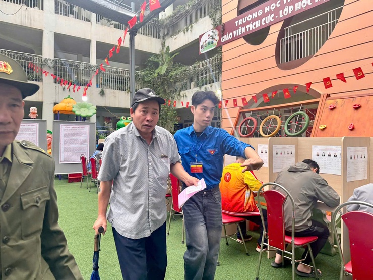 Tuổi trẻ Giảng Võ đồng hành cùng cử tri trong ngày bầu cử- Ảnh 1.