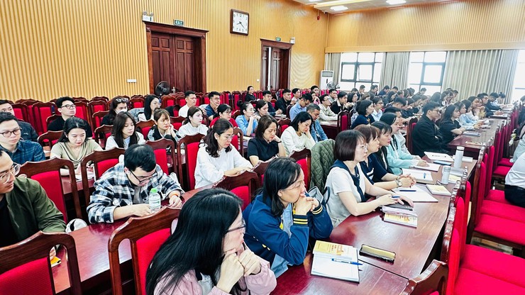 Khai giảng lớp bồi dưỡng lý luận chính trị dành cho đảng viên mới khóa I/2026 tại Trung tâm Chính trị phường Tây Hồ- Ảnh 1.