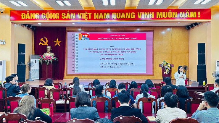 Khai giảng lớp bồi dưỡng lý luận chính trị dành cho đảng viên mới khóa I/2026 tại Trung tâm Chính trị phường Tây Hồ- Ảnh 3.