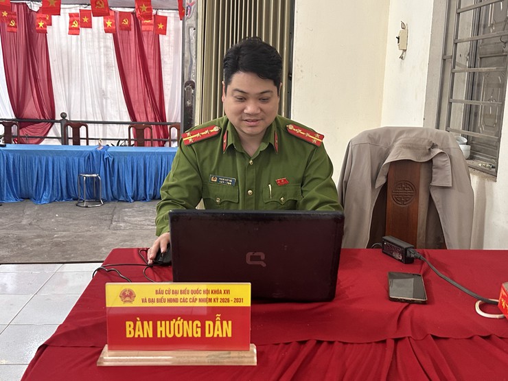Công an xã Đại Thanh đảm bảo công tác ứng trực 24/7 tại 31 khu vực bỏ phiếu trước và trong ngày bầu cử.- Ảnh 5.