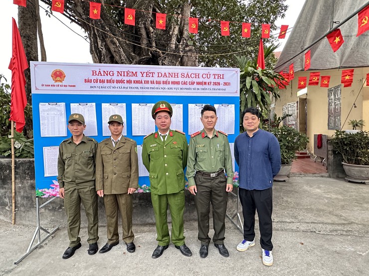 Công an xã Đại Thanh đảm bảo công tác ứng trực 24/7 tại 31 khu vực bỏ phiếu trước và trong ngày bầu cử.- Ảnh 2.
