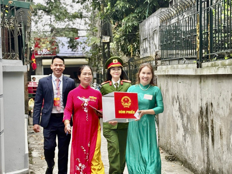 Công an xã Đại Thanh đảm bảo công tác ứng trực 24/7 tại 31 khu vực bỏ phiếu trước và trong ngày bầu cử.- Ảnh 1.