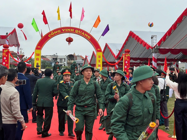 Thanh niên Minh Châu hăng hái lên đường nhập ngũ năm 2026.- Ảnh 3.