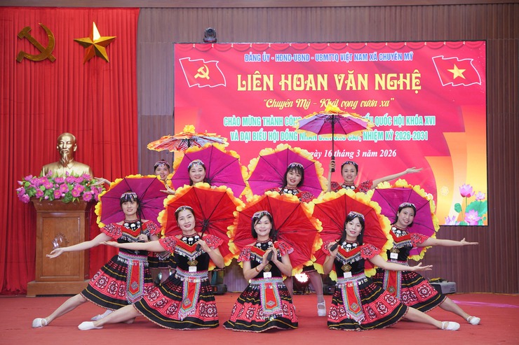 Chuyên Mỹ rộn ràng chương trình văn nghệ chào mừng thành công cuộc bầu cử- Ảnh 4.