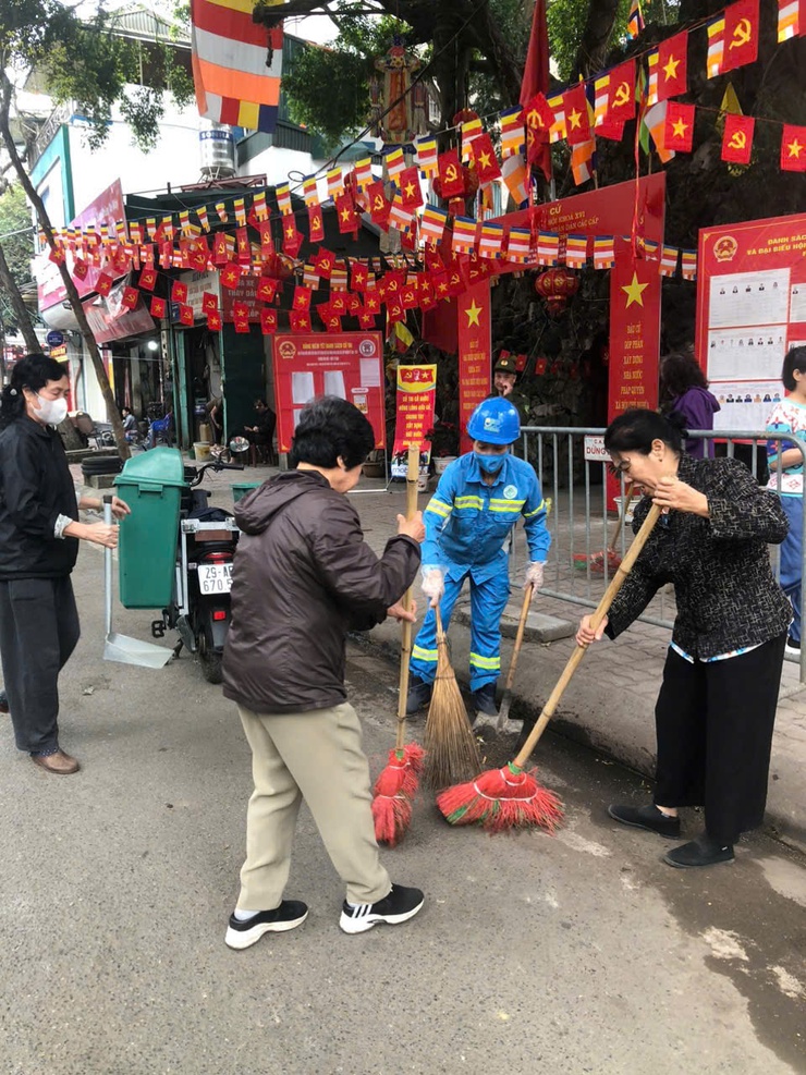 HỘI LHPN  VÀ ĐOÀN TNCS HỒ CHÍ MINH PHƯỜNG VĂN MIẾU – QUỐC TỬ GIÁM TỔNG VỆ SINH MÔI TRƯỜNG, CHUNG TAY XÂY DỰNG CẢNH QUAN XANH – SẠCH – ĐẸP CHÀO MỪNG NGÀY BẦU CỬ- Ảnh 6.