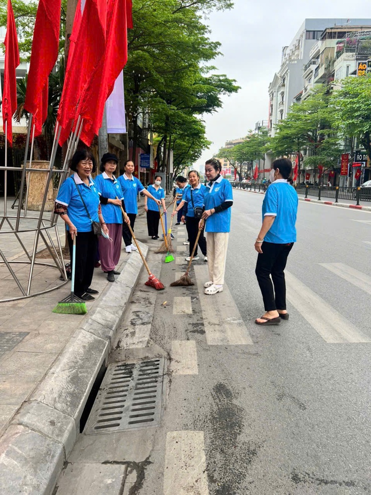 HỘI LHPN  VÀ ĐOÀN TNCS HỒ CHÍ MINH PHƯỜNG VĂN MIẾU – QUỐC TỬ GIÁM TỔNG VỆ SINH MÔI TRƯỜNG, CHUNG TAY XÂY DỰNG CẢNH QUAN XANH – SẠCH – ĐẸP CHÀO MỪNG NGÀY BẦU CỬ- Ảnh 9.