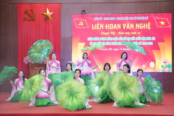 Chuyên Mỹ rộn ràng chương trình văn nghệ chào mừng thành công cuộc bầu cử- Ảnh 2.