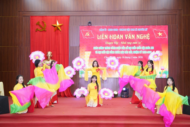 Chuyên Mỹ rộn ràng chương trình văn nghệ chào mừng thành công cuộc bầu cử- Ảnh 3.