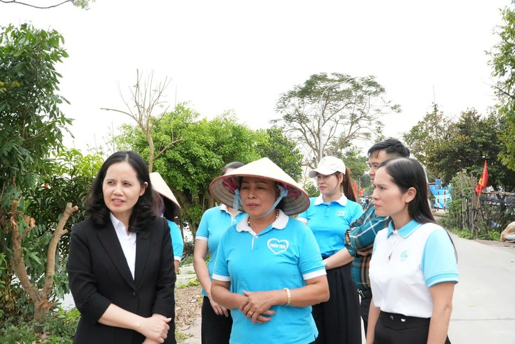 Đồng chí Chủ tịch UBND xã giao hội Phụ nữ xã chăm sóc hàng cây Phong Linh, xây dựng tuyến đường kiểu mẫu- Ảnh 3.