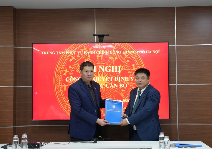 Trung tâm Phục vụ hành chính công Hà Nội công bố quyết định về công tác cán bộ- Ảnh 3.