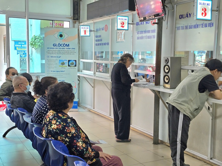 Hơn 100 người dân đăng ký khám tầm soát Glôcôm tại Bệnh viện Mắt Hà Nội- Ảnh 1.