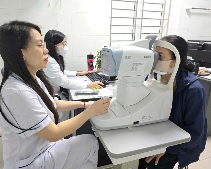 Hơn 100 người dân đăng ký khám tầm soát Glôcôm tại Bệnh viện Mắt Hà Nội- Ảnh 3.
