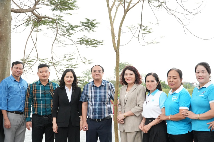 Đồng chí Chủ tịch UBND xã giao hội Phụ nữ xã chăm sóc hàng cây Phong Linh, xây dựng tuyến đường kiểu mẫu- Ảnh 6.
