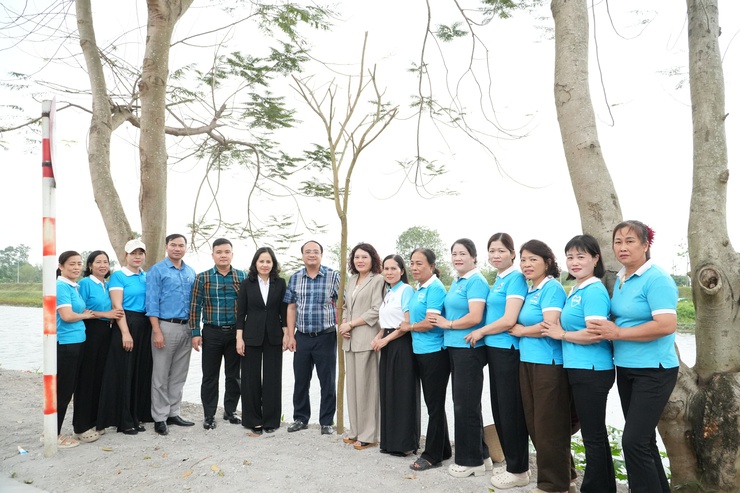 Đồng chí Chủ tịch UBND xã giao hội Phụ nữ xã chăm sóc hàng cây Phong Linh, xây dựng tuyến đường kiểu mẫu- Ảnh 2.