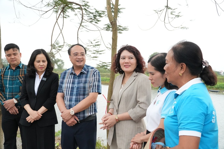 Đồng chí Chủ tịch UBND xã giao hội Phụ nữ xã chăm sóc hàng cây Phong Linh, xây dựng tuyến đường kiểu mẫu- Ảnh 1.