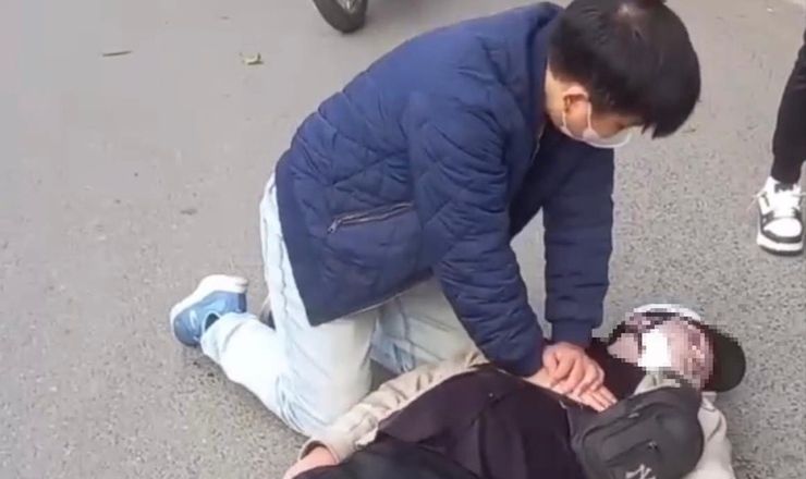 Giám đốc Sở Y tế Hà Nội ký quyết định khen thưởng đột xuất bác sĩ cứu người giữa đường, lan tỏa tinh thần y đức- Ảnh 1.