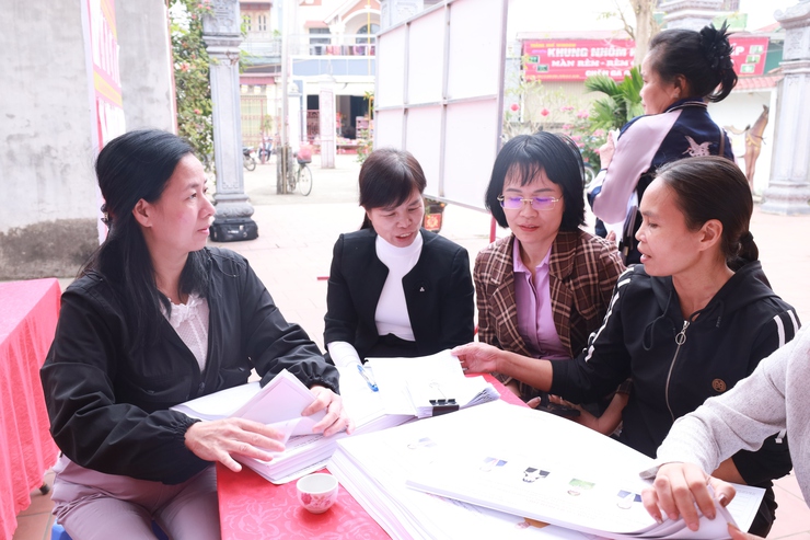 Đoàn công tác xã Minh Châu kiểm tra công tác chuẩn bị bầu cử tại các khu vực bỏ phiếu- Ảnh 5.