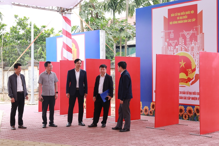 Đoàn công tác xã Minh Châu kiểm tra công tác chuẩn bị bầu cử tại các khu vực bỏ phiếu- Ảnh 2.
