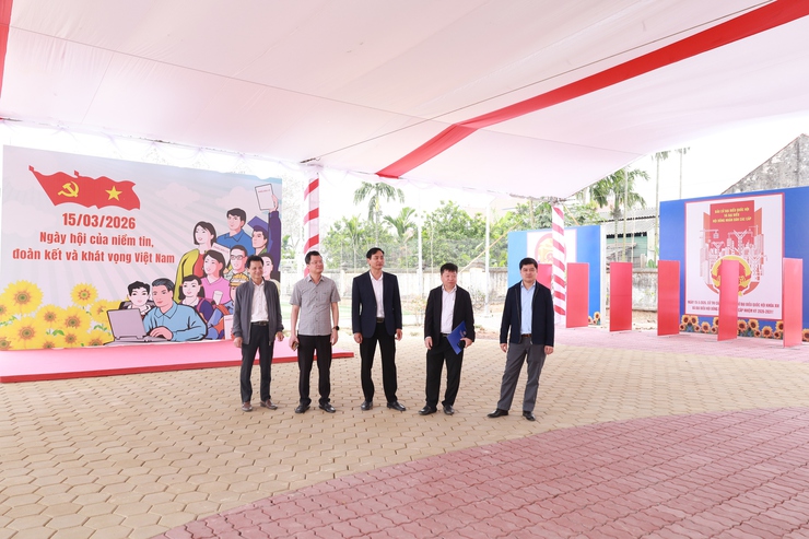 Đoàn công tác xã Minh Châu kiểm tra công tác chuẩn bị bầu cử tại các khu vực bỏ phiếu- Ảnh 3.