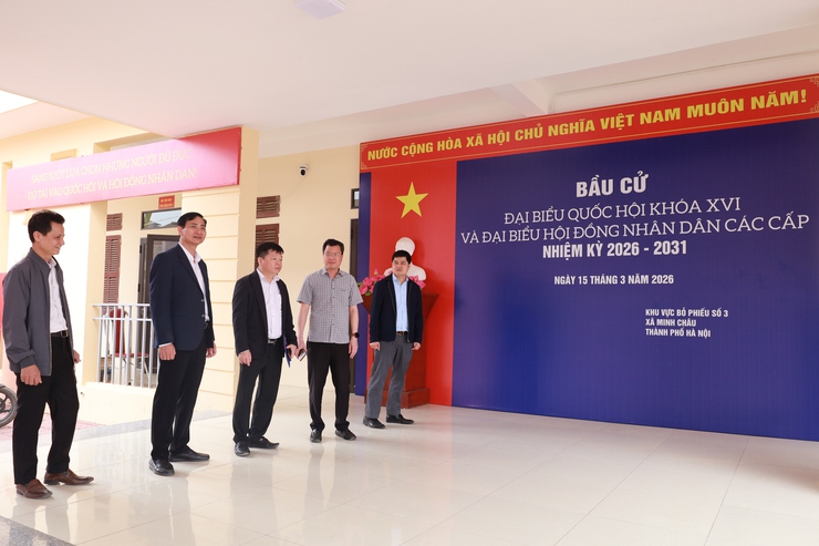 Đoàn công tác xã Minh Châu kiểm tra công tác chuẩn bị bầu cử tại các khu vực bỏ phiếu- Ảnh 4.