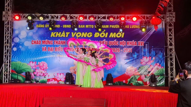 Sôi nổi chương trình văn nghệ “Khát vọng đổi mới” chào mừng thành công cuộc bầu cử- Ảnh 9.