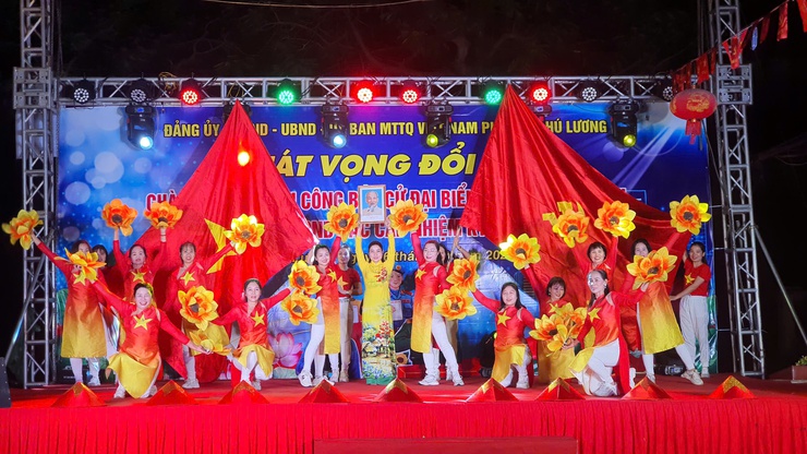 Sôi nổi chương trình văn nghệ “Khát vọng đổi mới” chào mừng thành công cuộc bầu cử- Ảnh 5.