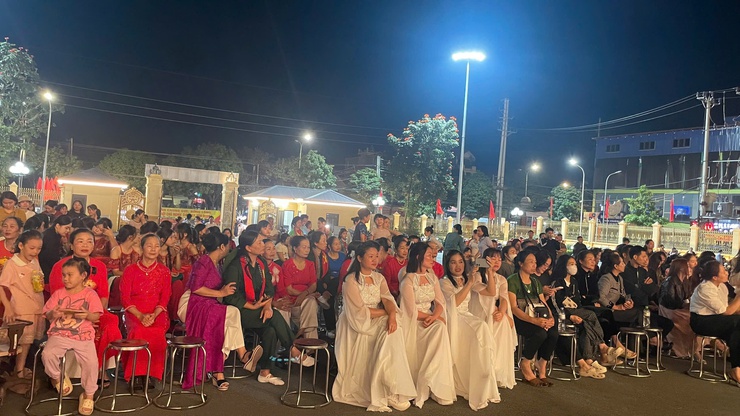 Đặc sắc Chương trình văn nghệ chào mừng thành công bầu cử tại trụ sở xã Phúc Thọ- Ảnh 3.