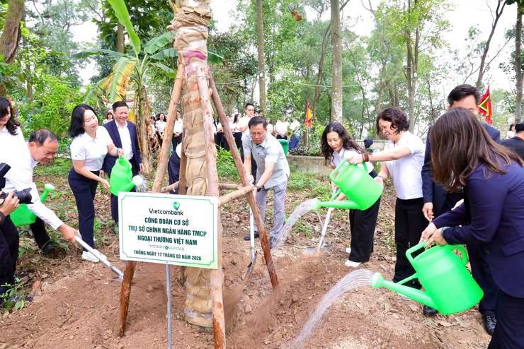NGÂN HÀNG TMCP NGOẠI THƯƠNG VIỆT NAM PHỐI HỢP VỚI UBND XÃ THƯ LÂM TỔ CHỨC CHƯƠNG TRÌNH TẾT TRỒNG CÂY “VIETCOMBANK – VÌ MỘT VIỆT NAM XANH” XUÂN BÍNH NGỌ NĂM 2026- Ảnh 13.