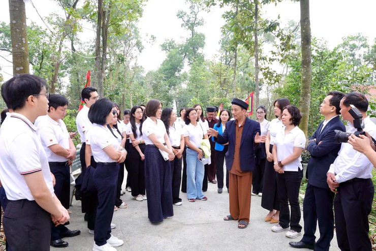 NGÂN HÀNG TMCP NGOẠI THƯƠNG VIỆT NAM PHỐI HỢP VỚI UBND XÃ THƯ LÂM TỔ CHỨC CHƯƠNG TRÌNH TẾT TRỒNG CÂY “VIETCOMBANK – VÌ MỘT VIỆT NAM XANH” XUÂN BÍNH NGỌ NĂM 2026- Ảnh 16.