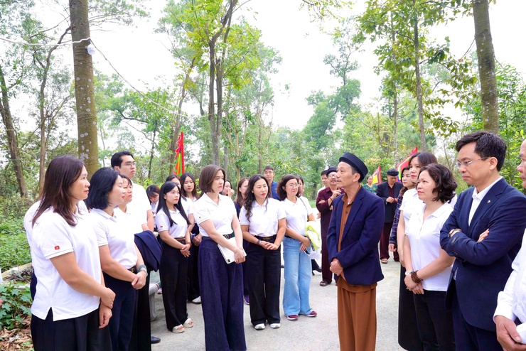 NGÂN HÀNG TMCP NGOẠI THƯƠNG VIỆT NAM PHỐI HỢP VỚI UBND XÃ THƯ LÂM TỔ CHỨC CHƯƠNG TRÌNH TẾT TRỒNG CÂY “VIETCOMBANK – VÌ MỘT VIỆT NAM XANH” XUÂN BÍNH NGỌ NĂM 2026- Ảnh 17.