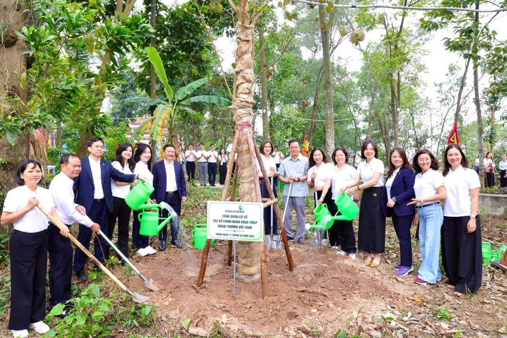 NGÂN HÀNG TMCP NGOẠI THƯƠNG VIỆT NAM PHỐI HỢP VỚI UBND XÃ THƯ LÂM TỔ CHỨC CHƯƠNG TRÌNH TẾT TRỒNG CÂY “VIETCOMBANK – VÌ MỘT VIỆT NAM XANH” XUÂN BÍNH NGỌ NĂM 2026- Ảnh 15.