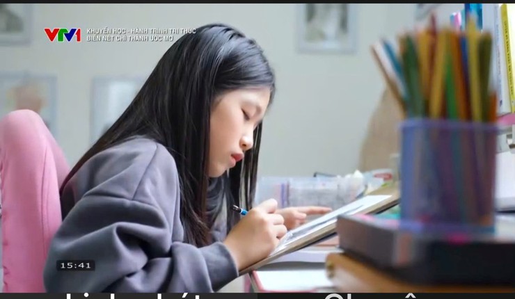 Học sinh Lê Phạm Yến Trang – Lớp 7A3 Trường THCS Việt Nam – Angieri tỏa sáng với tài năng hội họa truyền thần- Ảnh 4.