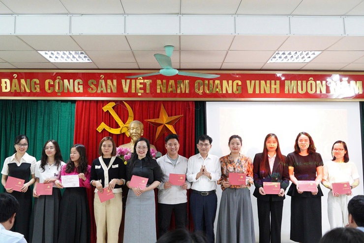 Trung tâm Chính trị phường Chương Mỹ bế giảng lớp bồi dưỡng nhận thức về Đảng khóa I năm 2026

- Ảnh 1.