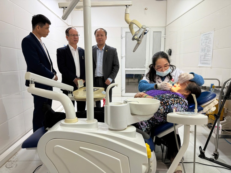 Mỗi người dân cần chủ động chăm sóc sức khỏe răng miệng cho bản thân và gia đình- Ảnh 1.