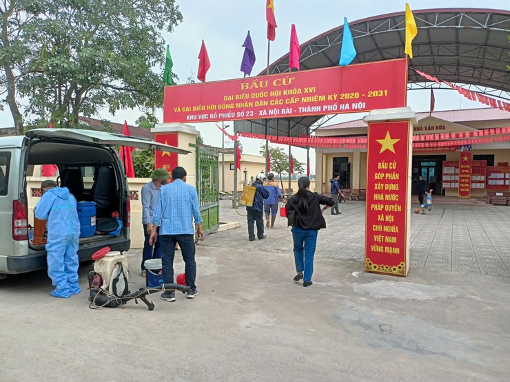 TRẠM Y TẾ XÃ NỘI BÀI PHUN KHỬ KHUẨN CÁC ĐIỂM BỎ PHIẾU – ĐẢM BẢO MÔI TRƯỜNG AN TOÀN PHỤC VỤ BẦU CỬ- Ảnh 1.