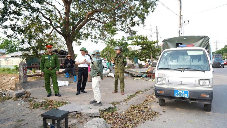 Công an xã Quang Minh ra quân giải tỏa chợ cóc, chợ tạm trên tuyến đường 35, lập lại trật tự đô thị và an toàn giao thông- Ảnh 1.
