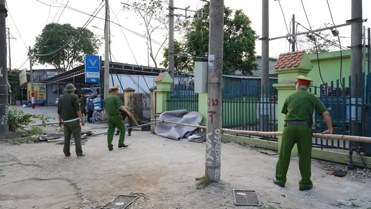 Công an xã Quang Minh ra quân giải tỏa chợ cóc, chợ tạm trên tuyến đường 35, lập lại trật tự đô thị và an toàn giao thông- Ảnh 2.