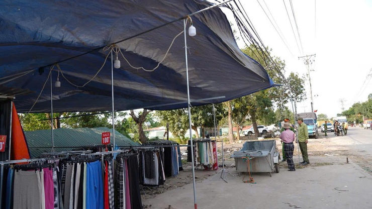 Công an xã Quang Minh ra quân giải tỏa chợ cóc, chợ tạm trên tuyến đường 35, lập lại trật tự đô thị và an toàn giao thông- Ảnh 3.