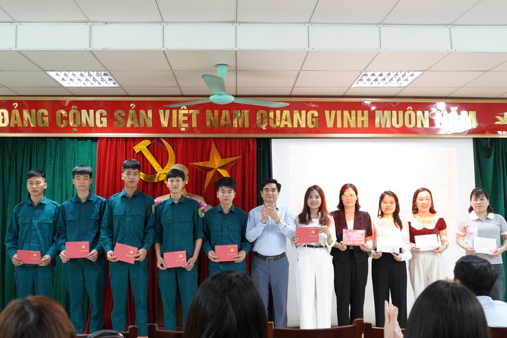 Trung tâm Chính trị phường Chương Mỹ bế giảng lớp bồi dưỡng nhận thức về Đảng khóa I năm 2026- Ảnh 5.