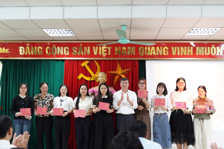 Trung tâm Chính trị phường Chương Mỹ bế giảng lớp bồi dưỡng nhận thức về Đảng khóa I năm 2026- Ảnh 6.