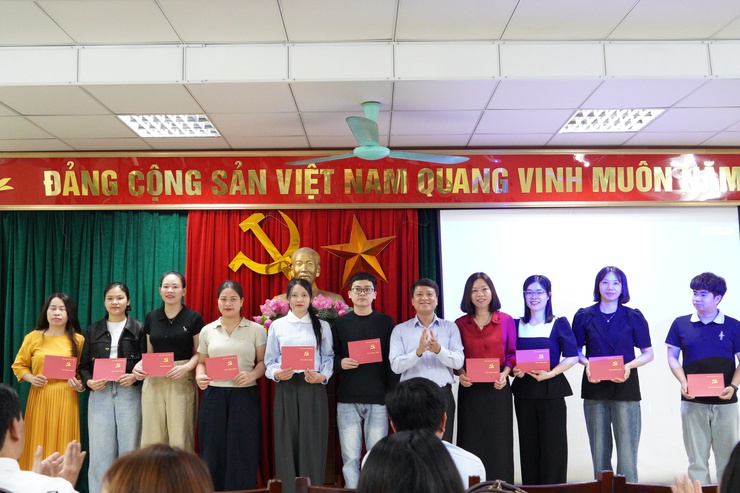 Trung tâm Chính trị phường Chương Mỹ bế giảng lớp bồi dưỡng nhận thức về Đảng khóa I năm 2026- Ảnh 7.