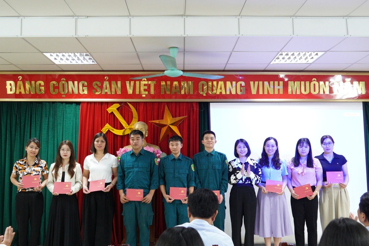 Trung tâm Chính trị phường Chương Mỹ bế giảng lớp bồi dưỡng nhận thức về Đảng khóa I năm 2026- Ảnh 8.