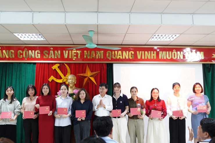 Trung tâm Chính trị phường Chương Mỹ bế giảng lớp bồi dưỡng nhận thức về Đảng khóa I năm 2026- Ảnh 9.